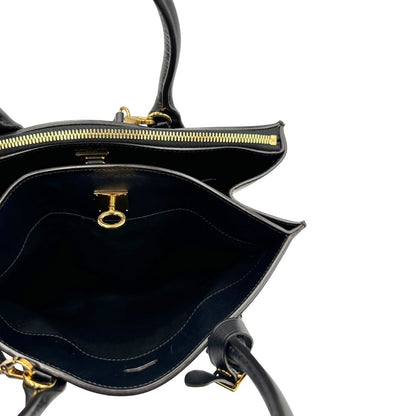 interno Borsa Louis Vuitton L.E. in canvas marrone monogram con finiture in pelle nera e parti metalliche dorate, impreziosita da motivo decorativo floreale verniciato nero e un porta address amovibile; munita di doppi manici stondati e una tracolla amovibile. Completa di dustbag, di lusso, originale, ottime condizioni. 