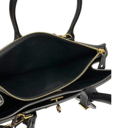 interno Borsa Louis Vuitton L.E. in canvas marrone monogram con finiture in pelle nera e parti metalliche dorate, impreziosita da motivo decorativo floreale verniciato nero e un porta address amovibile; munita di doppi manici stondati e una tracolla amovibile. Completa di dustbag, di lusso, originale, ottime condizioni.