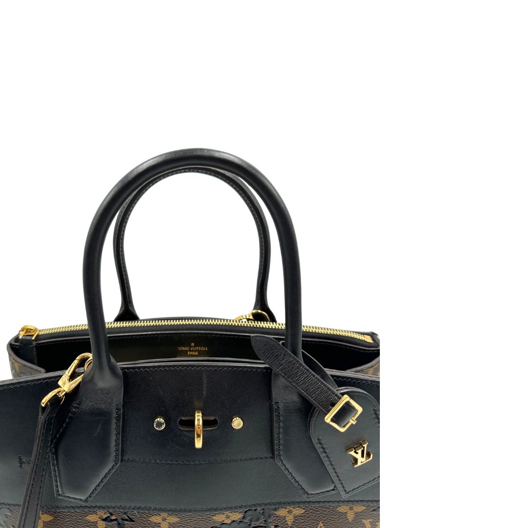 manici Borsa Louis Vuitton L.E. in canvas marrone monogram con finiture in pelle nera e parti metalliche dorate, impreziosita da motivo decorativo floreale verniciato nero e un porta address amovibile; munita di doppi manici stondati e una tracolla amovibile. Completa di dustbag, di lusso, originale, ottime condizioni.