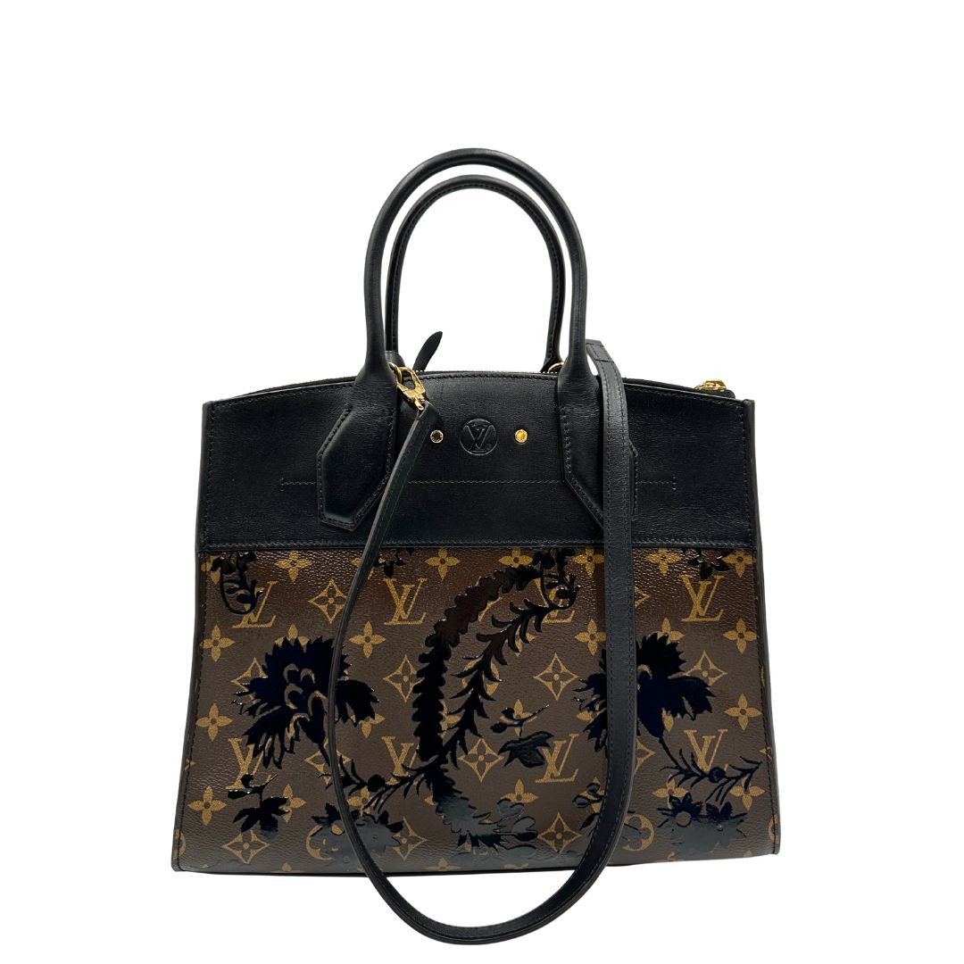 manici Borsa Louis Vuitton L.E. in canvas marrone monogram con finiture in pelle nera e parti metalliche dorate, impreziosita da motivo decorativo floreale verniciato nero e un porta address amovibile; munita di doppi manici stondati e una tracolla amovibile. Completa di dustbag, di lusso, originale, ottime condizioni.