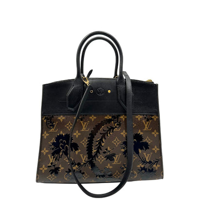 manici Borsa Louis Vuitton L.E. in canvas marrone monogram con finiture in pelle nera e parti metalliche dorate, impreziosita da motivo decorativo floreale verniciato nero e un porta address amovibile; munita di doppi manici stondati e una tracolla amovibile. Completa di dustbag, di lusso, originale, ottime condizioni.
