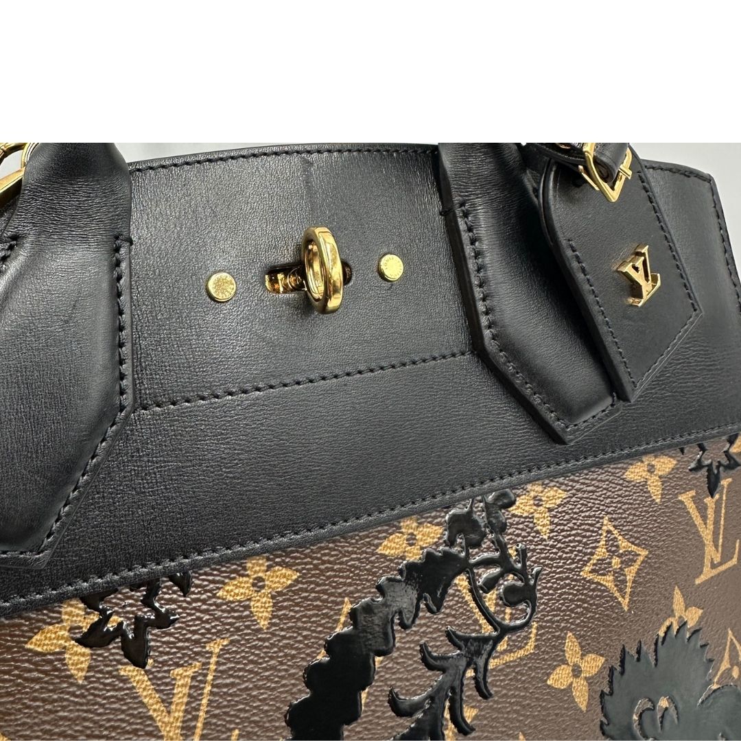 Borsa Louis Vuitton L.E. in canvas marrone monogram con finiture in pelle nera e parti metalliche dorate, impreziosita da motivo decorativo floreale verniciato nero e un porta address amovibile; munita di doppi manici stondati e una tracolla amovibile. Completa di dustbag, di lusso, originale, ottime condizioni. 