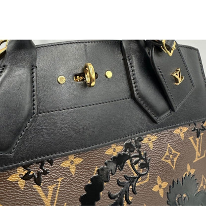 Borsa Louis Vuitton L.E. in canvas marrone monogram con finiture in pelle nera e parti metalliche dorate, impreziosita da motivo decorativo floreale verniciato nero e un porta address amovibile; munita di doppi manici stondati e una tracolla amovibile. Completa di dustbag, di lusso, originale, ottime condizioni. 