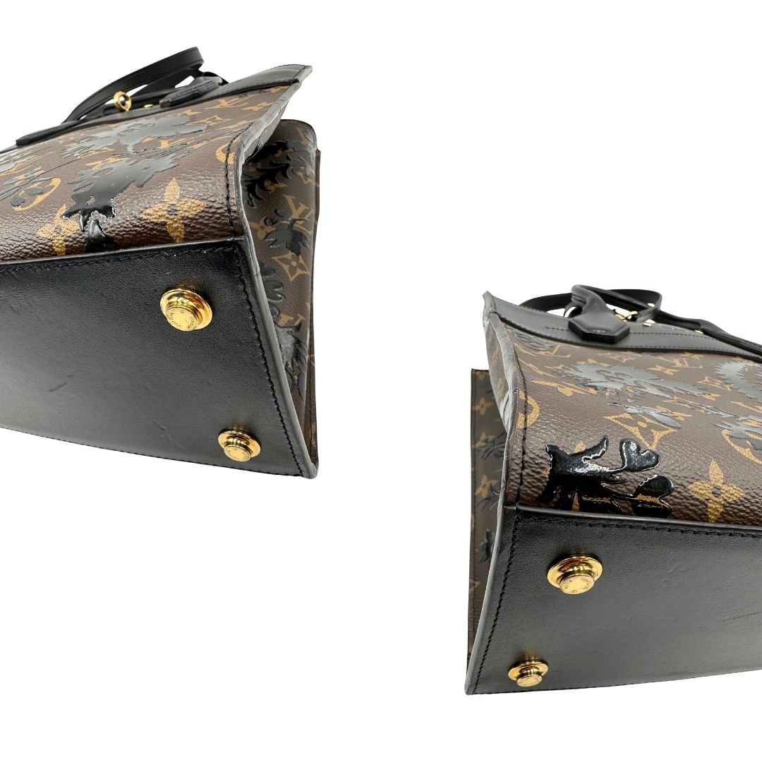 angoli Borsa Louis Vuitton L.E. in canvas marrone monogram con finiture in pelle nera e parti metalliche dorate, impreziosita da motivo decorativo floreale verniciato nero e un porta address amovibile; munita di doppi manici stondati e una tracolla amovibile. Completa di dustbag, di lusso, originale, ottime condizioni. 