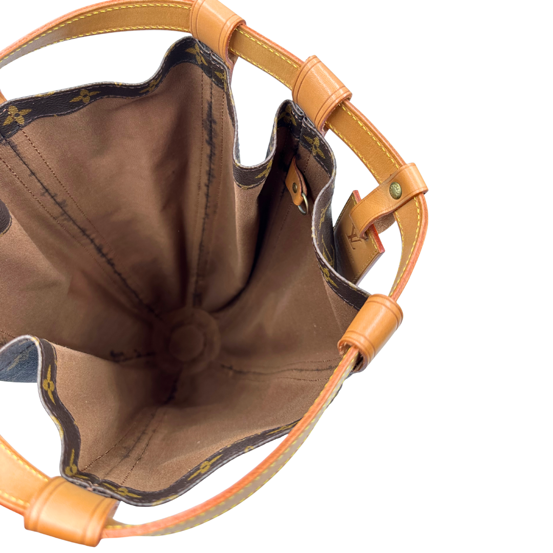 Interno di un Zaino Louis Vuitton in canvas marrone monogram con finiture in vacchetta naturale e parti metalliche dorate; munita di un cinturino centrale con fibbia e un manico amovibili. Indossabile a spalla. Completa di dustbag. Originale, usata, di lusso, in ottime condizioni.