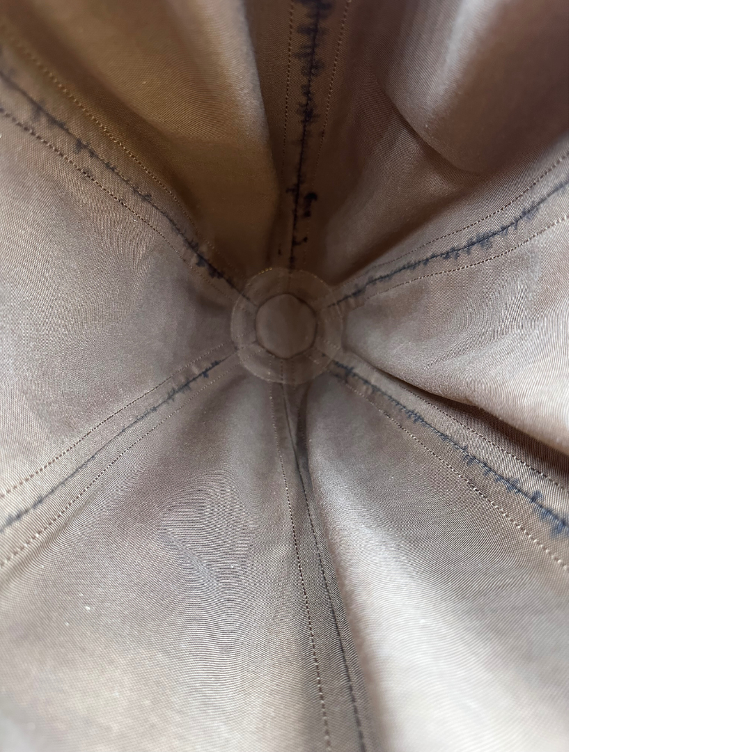 Interno di un Zaino Louis Vuitton in canvas marrone monogram con finiture in vacchetta naturale e parti metalliche dorate; munita di un cinturino centrale con fibbia e un manico amovibili. Indossabile a spalla. Completa di dustbag. Originale, usata, di lusso, in ottime condizioni.