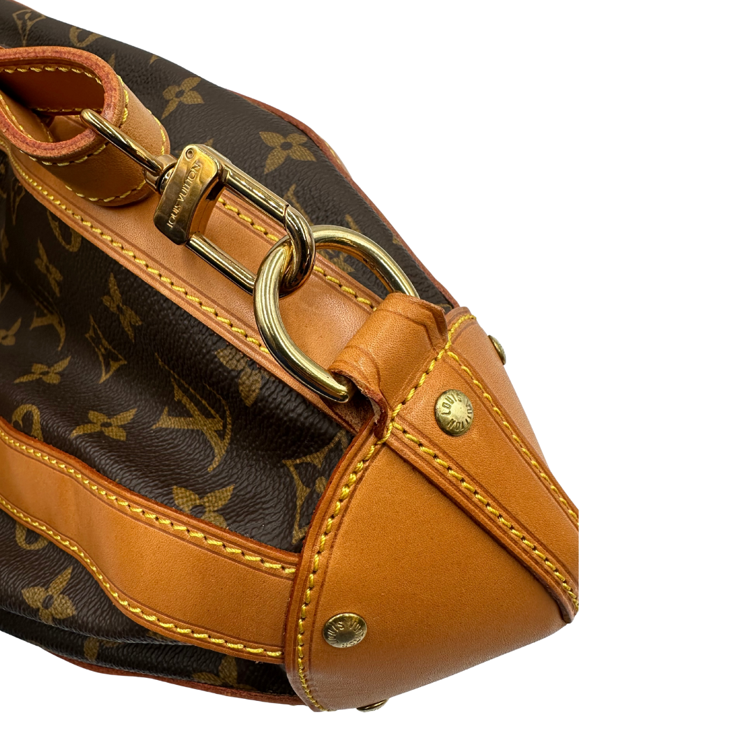 Zaino Louis Vuitton in canvas marrone monogram con finiture in vacchetta naturale e parti metalliche dorate; munita di un cinturino centrale con fibbia e un manico amovibili. Indossabile a spalla. Completa di dustbag. Originale, usata, di lusso, in ottime condizioni.