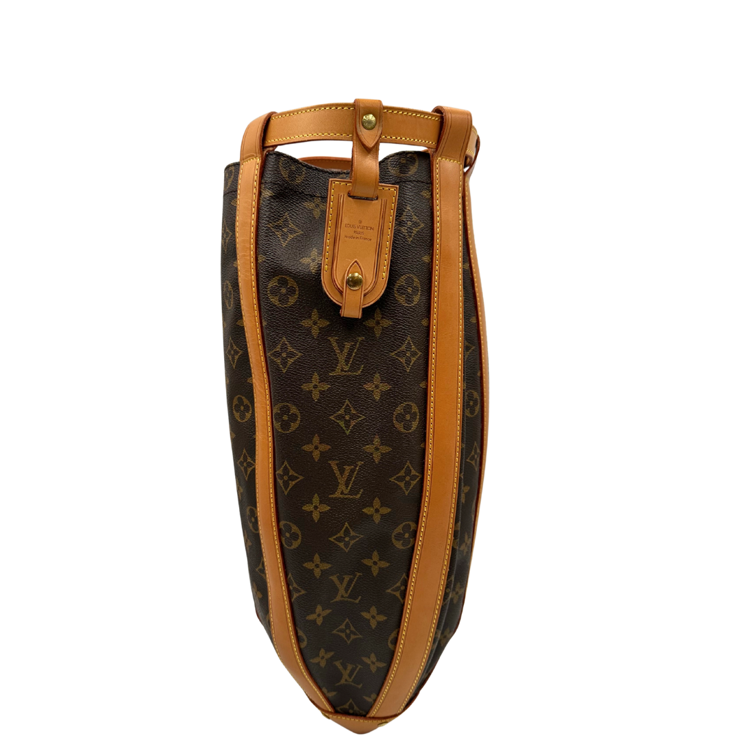 Front di un Zaino Louis Vuitton in canvas marrone monogram con finiture in vacchetta naturale e parti metalliche dorate; munita di un cinturino centrale con fibbia e un manico amovibili. Indossabile a spalla. Completa di dustbag. Originale, usata, di lusso, in ottime condizioni.