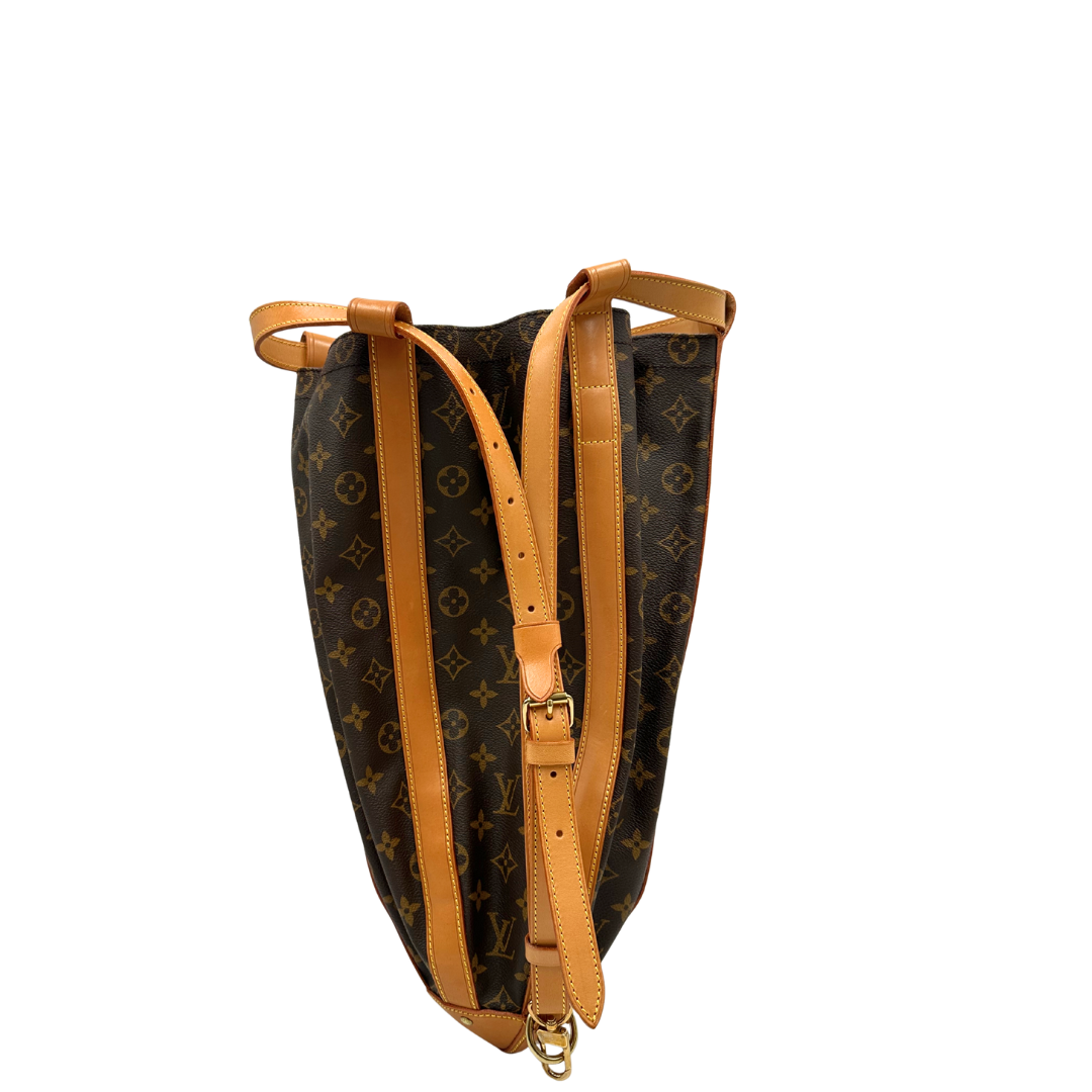 Retro di un Zaino Louis Vuitton in canvas marrone monogram con finiture in vacchetta naturale e parti metalliche dorate; munita di un cinturino centrale con fibbia e un manico amovibili. Indossabile a spalla. Completa di dustbag. Originale, usata, di lusso, in ottime condizioni.