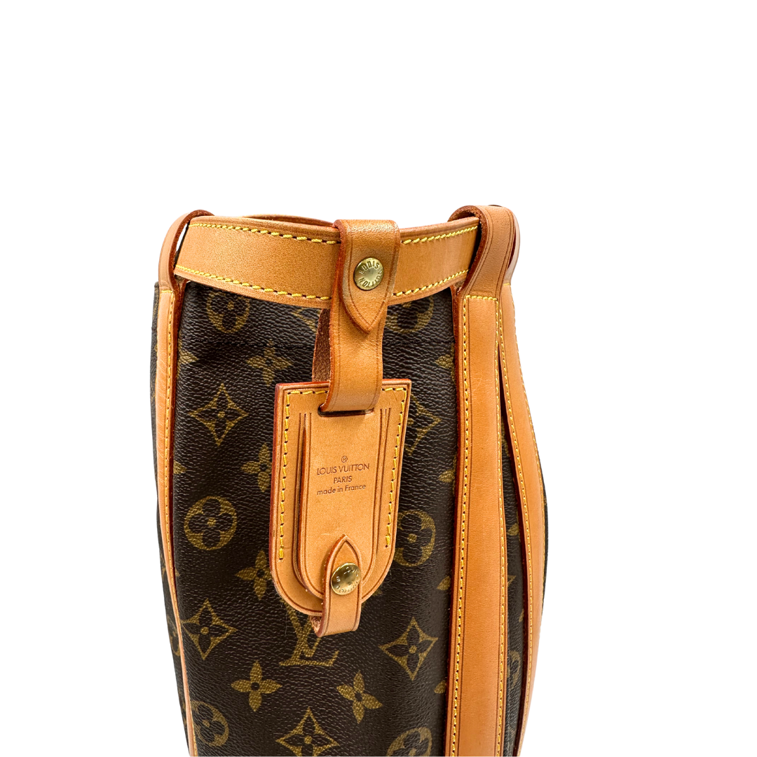 Zaino Louis Vuitton in canvas marrone monogram con finiture in vacchetta naturale e parti metalliche dorate; munita di un cinturino centrale con fibbia e un manico amovibili. Indossabile a spalla. Completa di dustbag. Originale, usata, di lusso, in ottime condizioni.