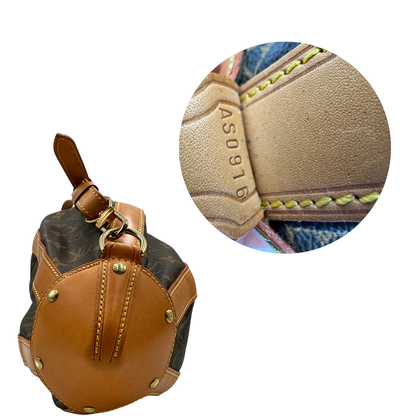 Zaino Louis Vuitton in canvas marrone monogram con finiture in vacchetta naturale e parti metalliche dorate; munita di un cinturino centrale con fibbia e un manico amovibili. Indossabile a spalla. Completa di dustbag. Originale, usata, di lusso, in ottime condizioni.