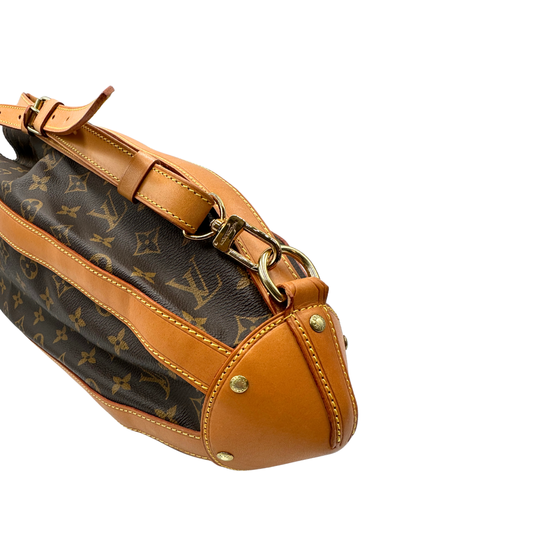 Zaino Louis Vuitton in canvas marrone monogram con finiture in vacchetta naturale e parti metalliche dorate; munita di un cinturino centrale con fibbia e un manico amovibili. Indossabile a spalla. Completa di dustbag. Originale, usata, di lusso, in ottime condizioni.