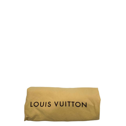 Dustbag di una borsa Louis Vuitton modello Kimono Tote, in canvas monogram e pelle rossa.
Struttura con pannelli incrociati e inserto frontale con elemento metallico a forma di V in finitura dorata. Manici superiori in pelle.  Indossabile a spalla.