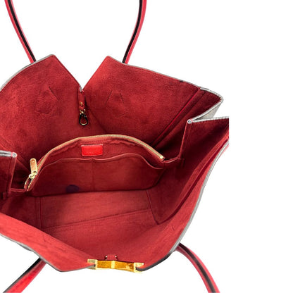 Interno di una borsa Louis Vuitton modello Kimono Tote, in canvas monogram e pelle rossa.
Struttura con pannelli incrociati e inserto frontale con elemento metallico a forma di V in finitura dorata. Manici superiori in pelle. Dotata di dustbag. Indossabile a spalla.