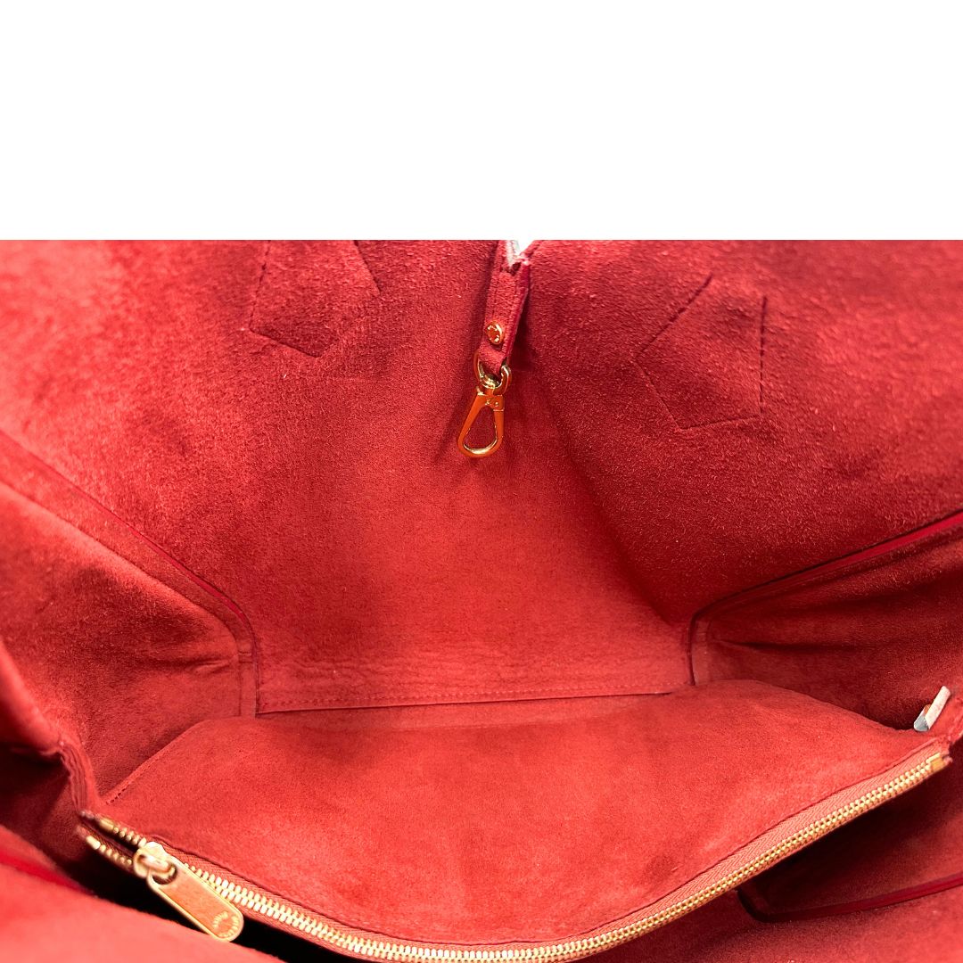 Interno di una borsa Louis Vuitton modello Kimono Tote, in canvas monogram e pelle rossa.
Struttura con pannelli incrociati e inserto frontale con elemento metallico a forma di V in finitura dorata. Manici superiori in pelle. Dotata di dustbag. Indossabile a spalla.