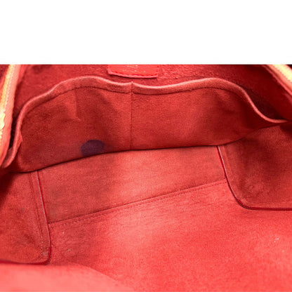 Interno di una borsa Louis Vuitton modello Kimono Tote, in canvas monogram e pelle rossa.
Struttura con pannelli incrociati e inserto frontale con elemento metallico a forma di V in finitura dorata. Manici superiori in pelle. Dotata di dustbag. Indossabile a spalla.