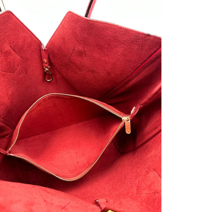 Interno di una borsa Louis Vuitton modello Kimono Tote, in canvas monogram e pelle rossa.
Struttura con pannelli incrociati e inserto frontale con elemento metallico a forma di V in finitura dorata. Manici superiori in pelle. Dotata di dustbag. Indossabile a spalla.