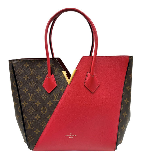 Front di una borsa Louis Vuitton modello Kimono Tote, in canvas monogram e pelle rossa.
Struttura con pannelli incrociati e inserto frontale con elemento metallico a forma di V in finitura dorata. Manici superiori in pelle. Dotata di dustbag. Indossabile a spalla.