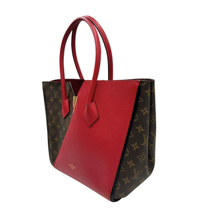 Laterale destro di una borsa Louis Vuitton modello Kimono Tote, in canvas monogram e pelle rossa.
Struttura con pannelli incrociati e inserto frontale con elemento metallico a forma di V in finitura dorata. Manici superiori in pelle. Dotata di dustbag. Indossabile a spalla.