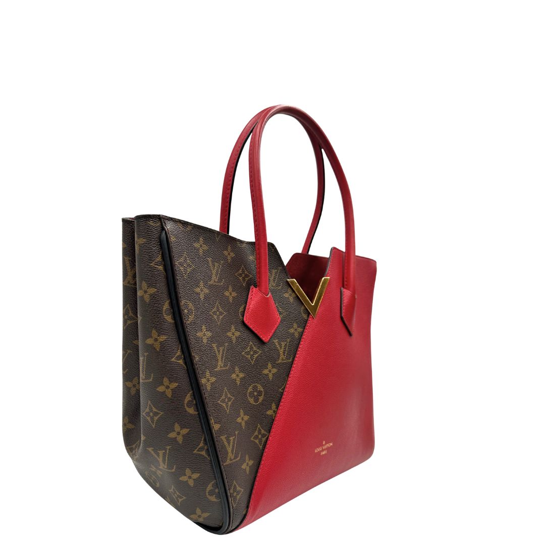 Laterale sinistro di una borsa Louis Vuitton modello Kimono Tote, in canvas monogram e pelle rossa.
Struttura con pannelli incrociati e inserto frontale con elemento metallico a forma di V in finitura dorata. Manici superiori in pelle. Dotata di dustbag. Indossabile a spalla.
