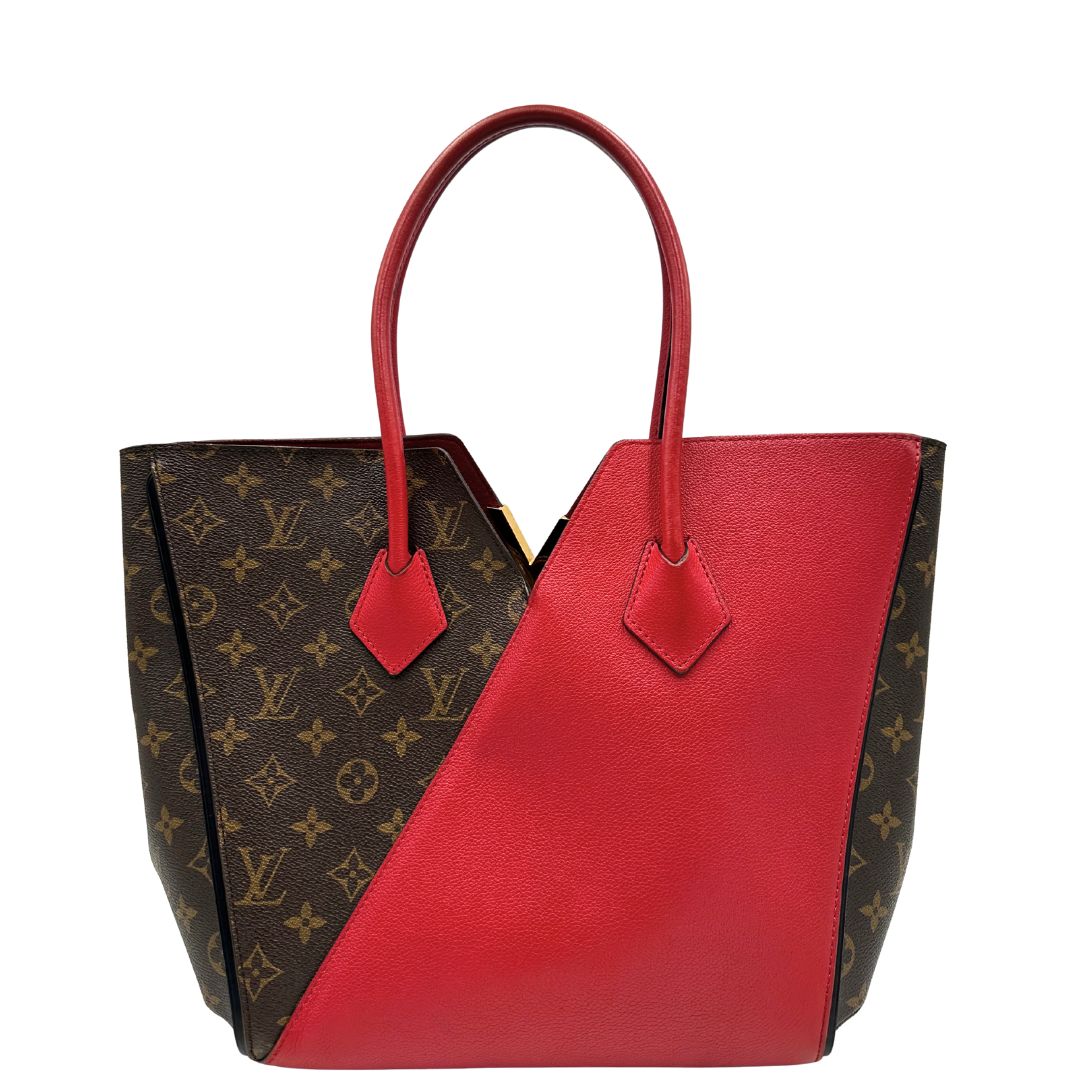 Retro di una borsa Louis Vuitton modello Kimono Tote, in canvas monogram e pelle rossa.
Struttura con pannelli incrociati e inserto frontale con elemento metallico a forma di V in finitura dorata. Manici superiori in pelle. Dotata di dustbag. Indossabile a spalla.