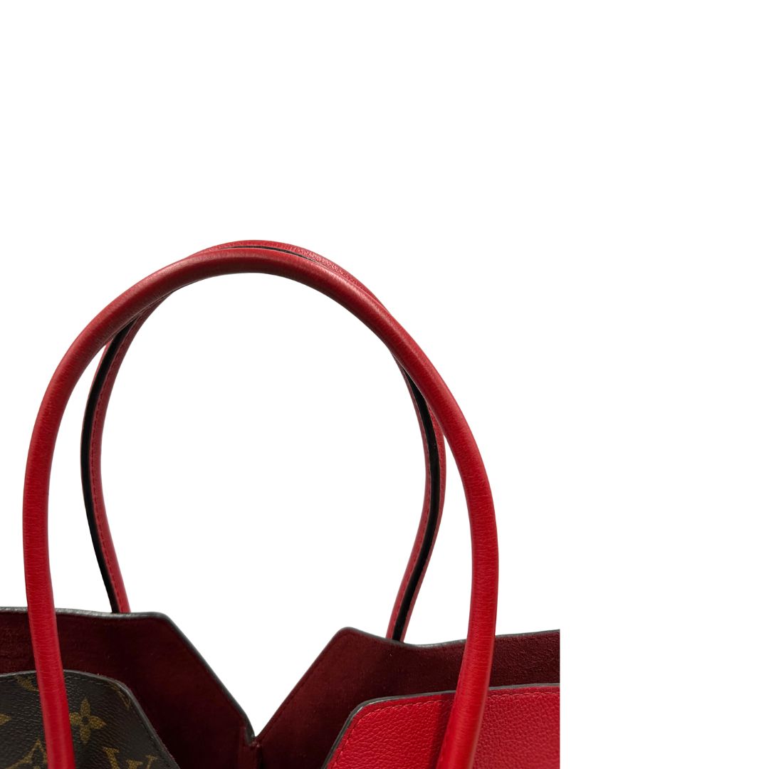 Manici di una borsa Louis Vuitton modello Kimono Tote, in canvas monogram e pelle rossa.
Struttura con pannelli incrociati e inserto frontale con elemento metallico a forma di V in finitura dorata. Manici superiori in pelle. Dotata di dustbag. Indossabile a spalla.