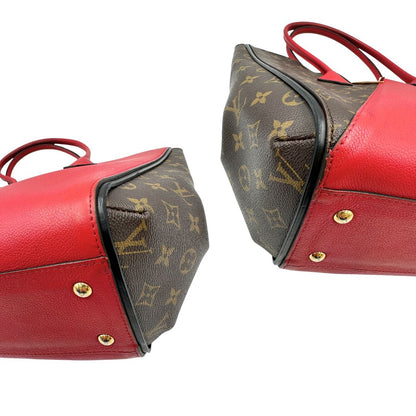 Angoli di una borsa Louis Vuitton modello Kimono Tote, in canvas monogram e pelle rossa.
Struttura con pannelli incrociati e inserto frontale con elemento metallico a forma di V in finitura dorata. Manici superiori in pelle. Dotata di dustbag. Indossabile a spalla.