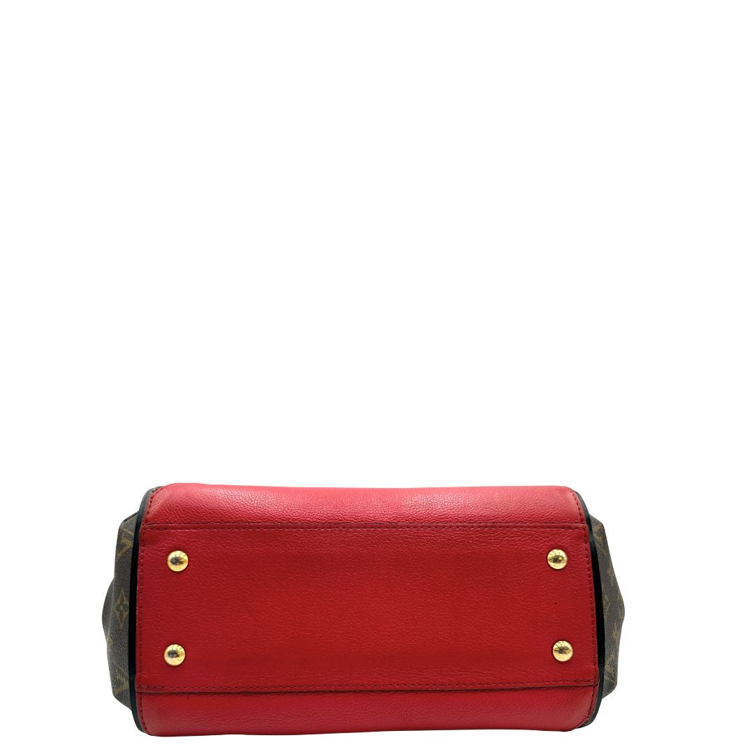 Base di una borsa Louis Vuitton modello Kimono Tote, in canvas monogram e pelle rossa.
Struttura con pannelli incrociati e inserto frontale con elemento metallico a forma di V in finitura dorata. Manici superiori in pelle. Dotata di dustbag. Indossabile a spalla.