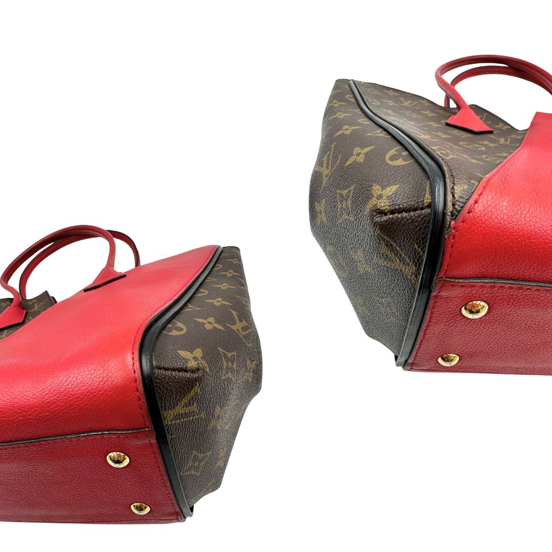 Angoli di una borsa Louis Vuitton modello Kimono Tote, in canvas monogram e pelle rossa.
Struttura con pannelli incrociati e inserto frontale con elemento metallico a forma di V in finitura dorata. Manici superiori in pelle. Dotata di dustbag. Indossabile a spalla.