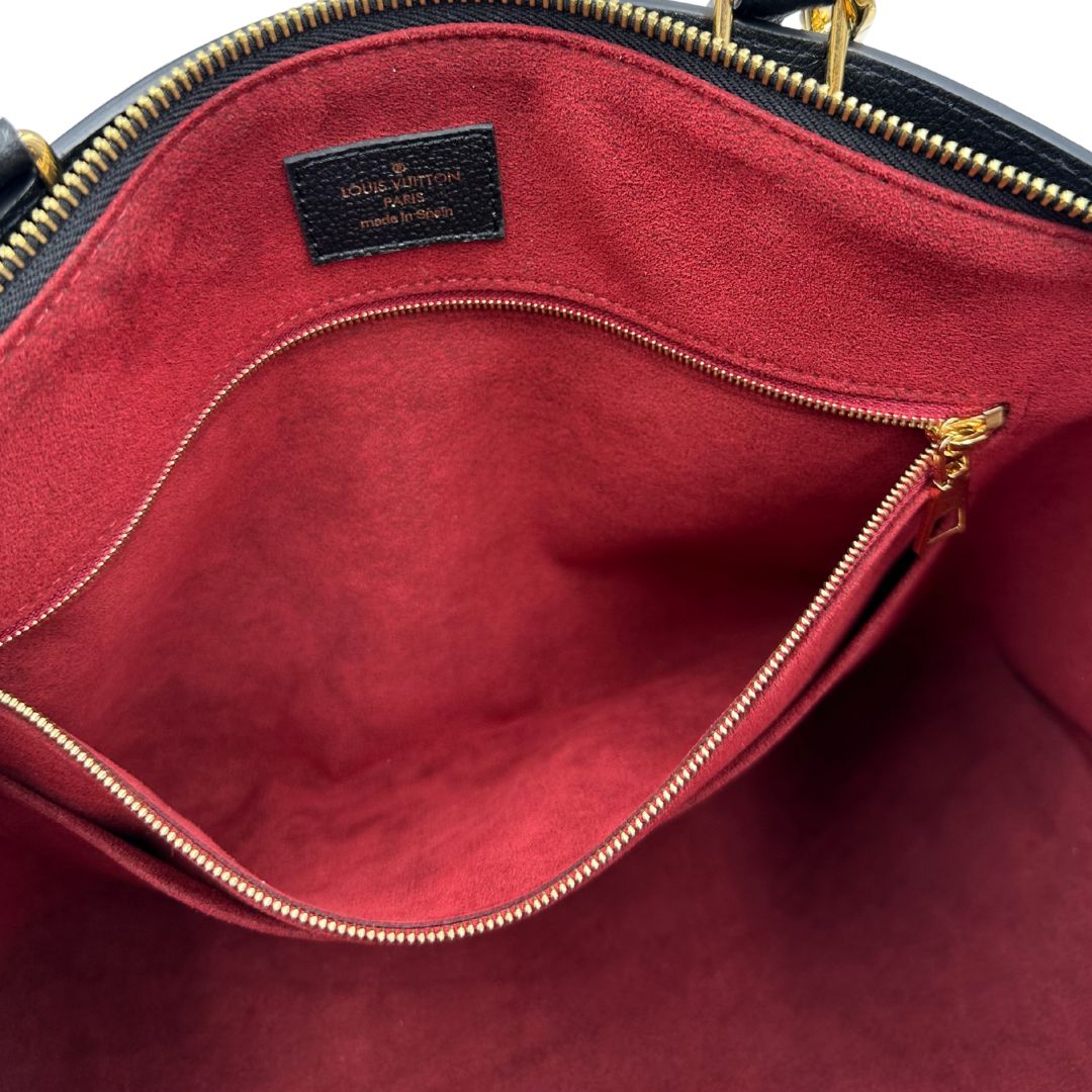 interno Borsa Louis Vuitton in pelle martellata nera monogram oversize empreinte con parti metalliche dorate; munita di porta adress, doppi manici stondati e una tracolla regolabile e amovibile. Completa di corredo, lucchetto e chiavi, di lusso, originale.