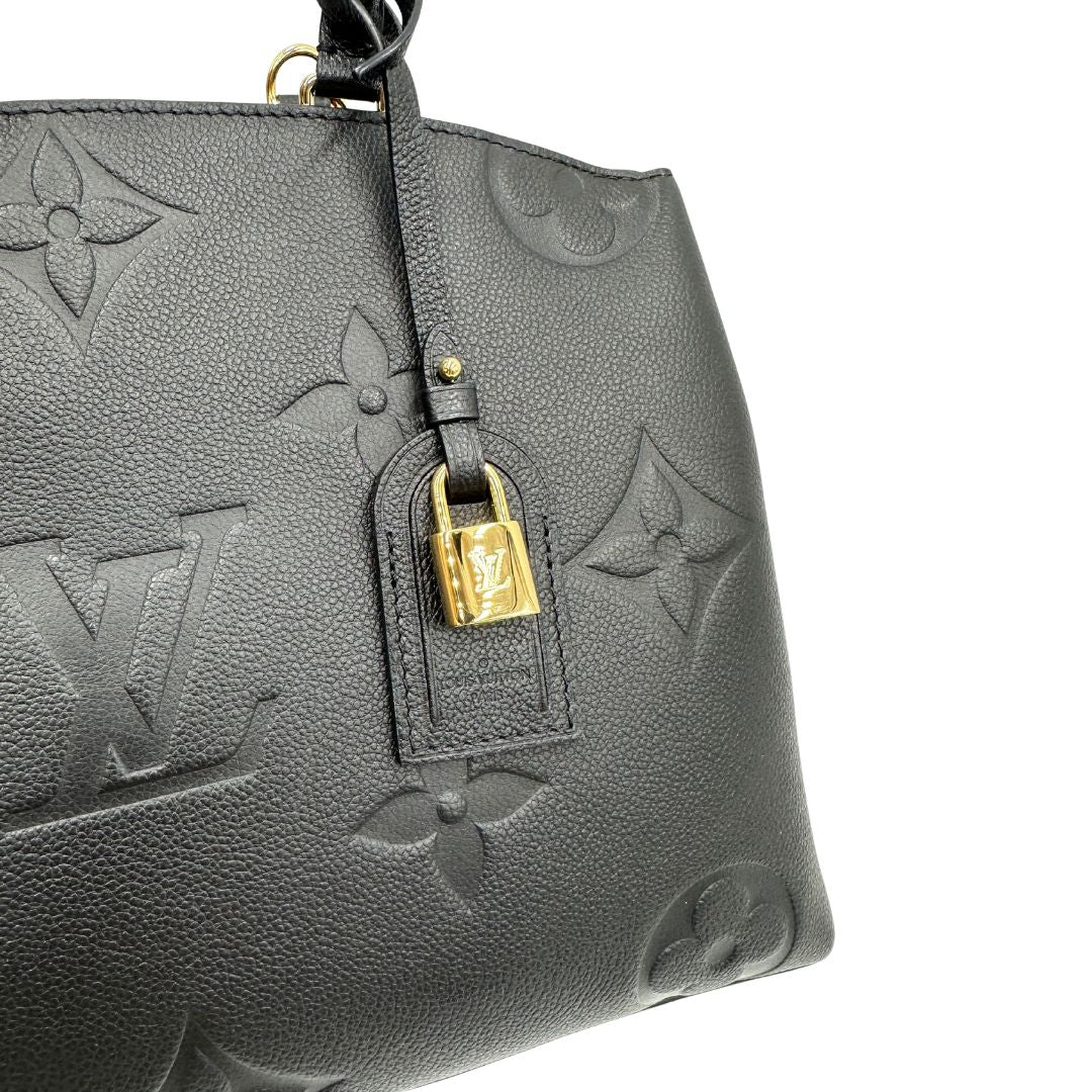 lucchetto Borsa Louis Vuitton in pelle martellata nera monogram oversize empreinte con parti metalliche dorate; munita di porta adress, doppi manici stondati e una tracolla regolabile e amovibile. Completa di corredo, lucchetto e chiavi, di lusso, originale. 