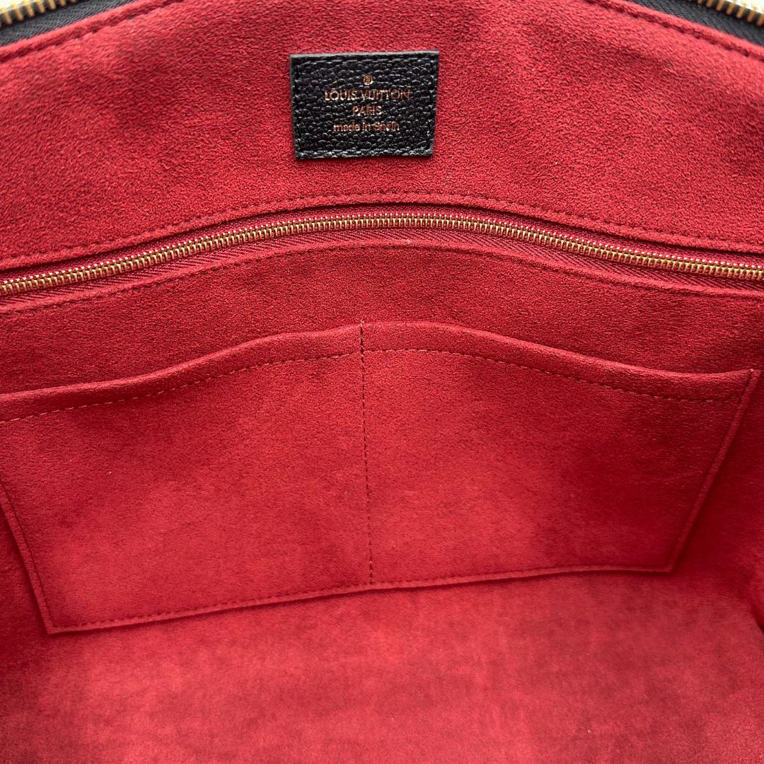 interno Borsa Louis Vuitton in pelle martellata nera monogram oversize empreinte con parti metalliche dorate; munita di porta adress, doppi manici stondati e una tracolla regolabile e amovibile. Completa di corredo, lucchetto e chiavi, di lusso, originale.