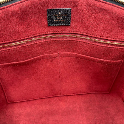 interno Borsa Louis Vuitton in pelle martellata nera monogram oversize empreinte con parti metalliche dorate; munita di porta adress, doppi manici stondati e una tracolla regolabile e amovibile. Completa di corredo, lucchetto e chiavi, di lusso, originale.