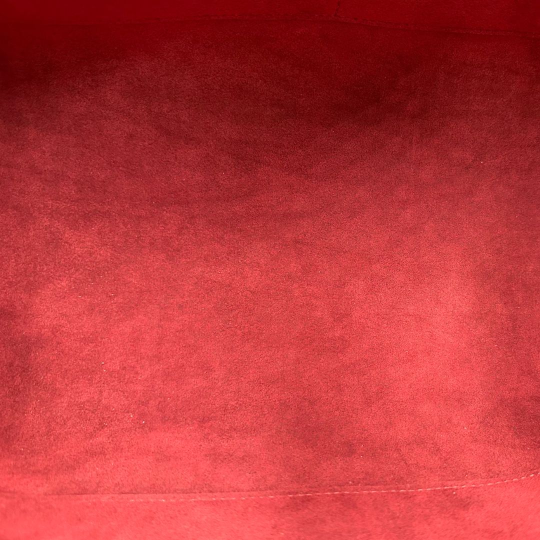 interno Borsa Louis Vuitton in pelle martellata nera monogram oversize empreinte con parti metalliche dorate; munita di porta adress, doppi manici stondati e una tracolla regolabile e amovibile. Completa di corredo, lucchetto e chiavi, di lusso, originale.