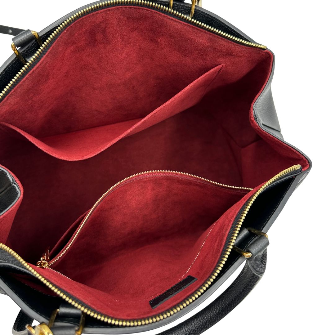 interno Borsa Louis Vuitton in pelle martellata nera monogram oversize empreinte con parti metalliche dorate; munita di porta adress, doppi manici stondati e una tracolla regolabile e amovibile. Completa di corredo, lucchetto e chiavi, di lusso, originale.