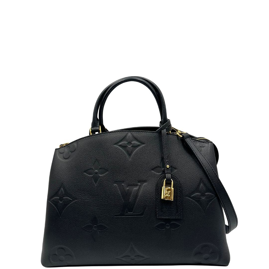 front Borsa Louis Vuitton in pelle martellata nera monogram oversize empreinte con parti metalliche dorate; munita di porta adress, doppi manici stondati e una tracolla regolabile e amovibile. Completa di corredo, lucchetto e chiavi, di lusso, originale. 
