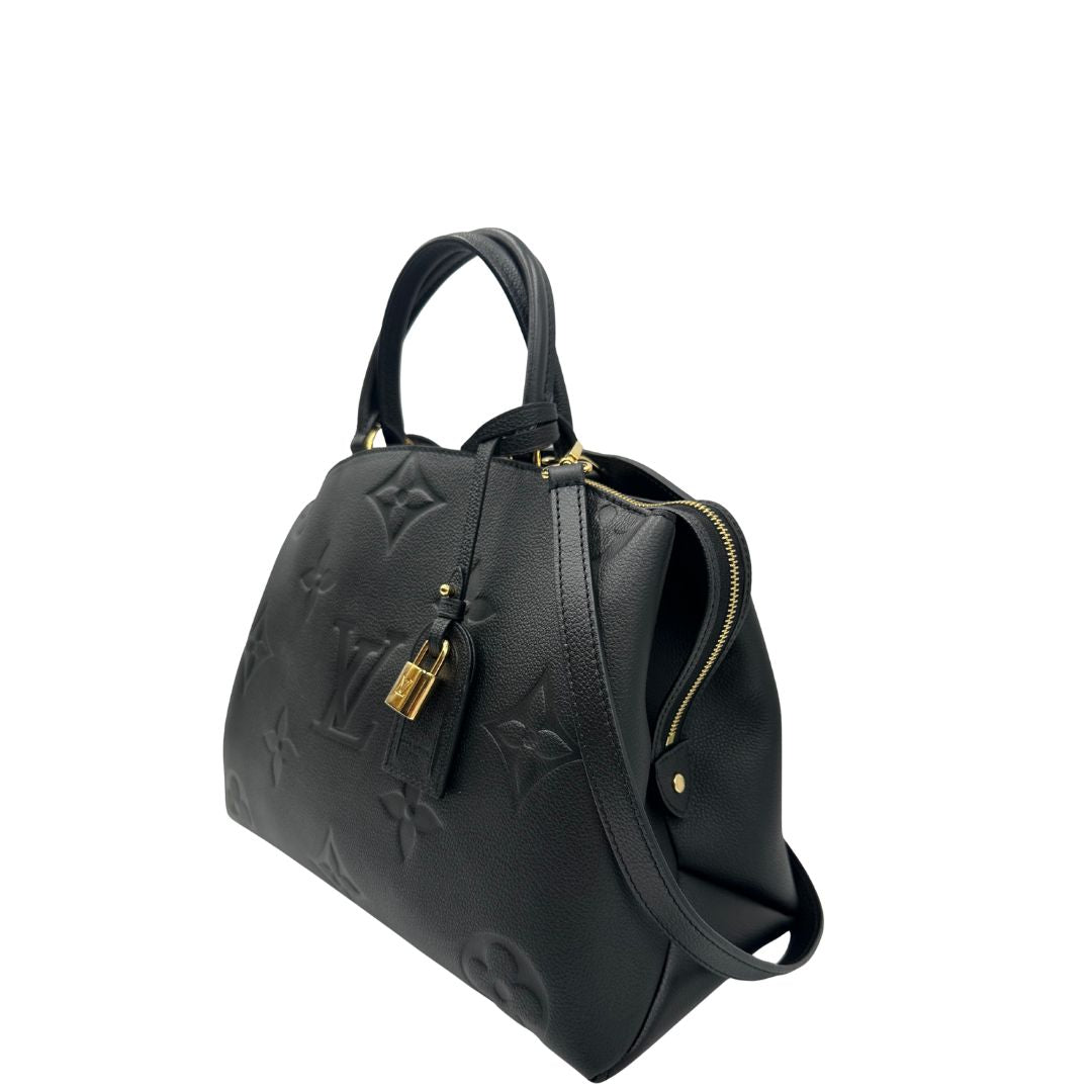 lati Borsa Louis Vuitton in pelle martellata nera monogram oversize empreinte con parti metalliche dorate; munita di porta adress, doppi manici stondati e una tracolla regolabile e amovibile. Completa di corredo, lucchetto e chiavi, di lusso, originale.