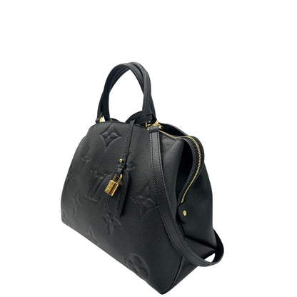 lati Borsa Louis Vuitton in pelle martellata nera monogram oversize empreinte con parti metalliche dorate; munita di porta adress, doppi manici stondati e una tracolla regolabile e amovibile. Completa di corredo, lucchetto e chiavi, di lusso, originale.