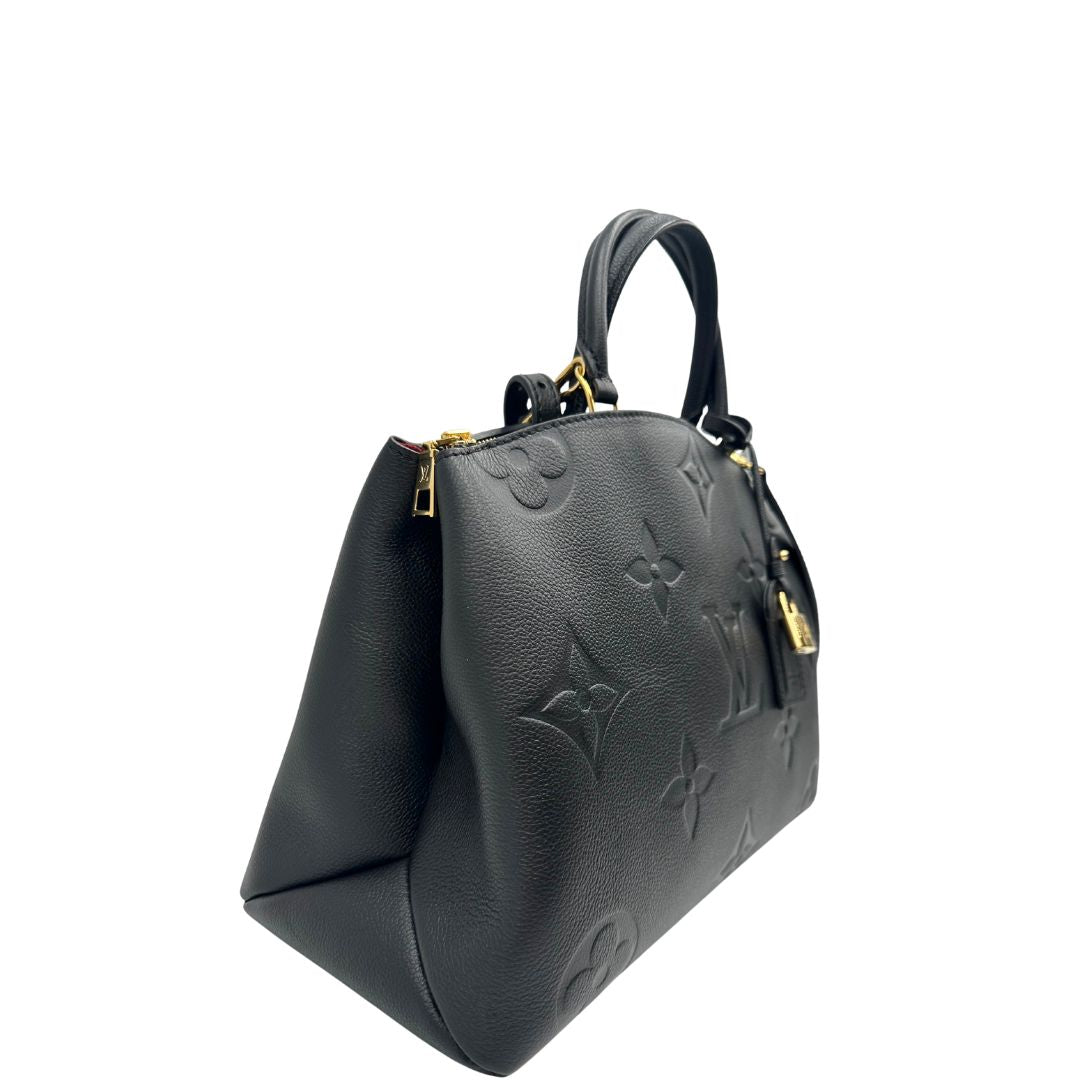 lati Borsa Louis Vuitton in pelle martellata nera monogram oversize empreinte con parti metalliche dorate; munita di porta adress, doppi manici stondati e una tracolla regolabile e amovibile. Completa di corredo, lucchetto e chiavi, di lusso, originale.