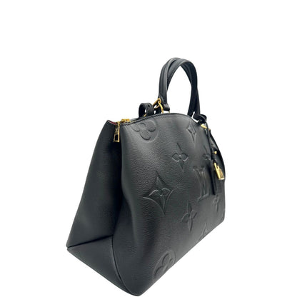 lati Borsa Louis Vuitton in pelle martellata nera monogram oversize empreinte con parti metalliche dorate; munita di porta adress, doppi manici stondati e una tracolla regolabile e amovibile. Completa di corredo, lucchetto e chiavi, di lusso, originale.