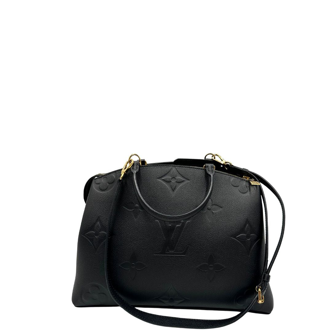 retro Borsa Louis Vuitton in pelle martellata nera monogram oversize empreinte con parti metalliche dorate; munita di porta adress, doppi manici stondati e una tracolla regolabile e amovibile. Completa di corredo, lucchetto e chiavi, di lusso, originale.