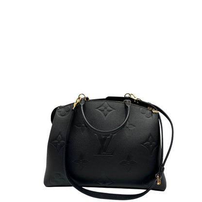 retro Borsa Louis Vuitton in pelle martellata nera monogram oversize empreinte con parti metalliche dorate; munita di porta adress, doppi manici stondati e una tracolla regolabile e amovibile. Completa di corredo, lucchetto e chiavi, di lusso, originale.