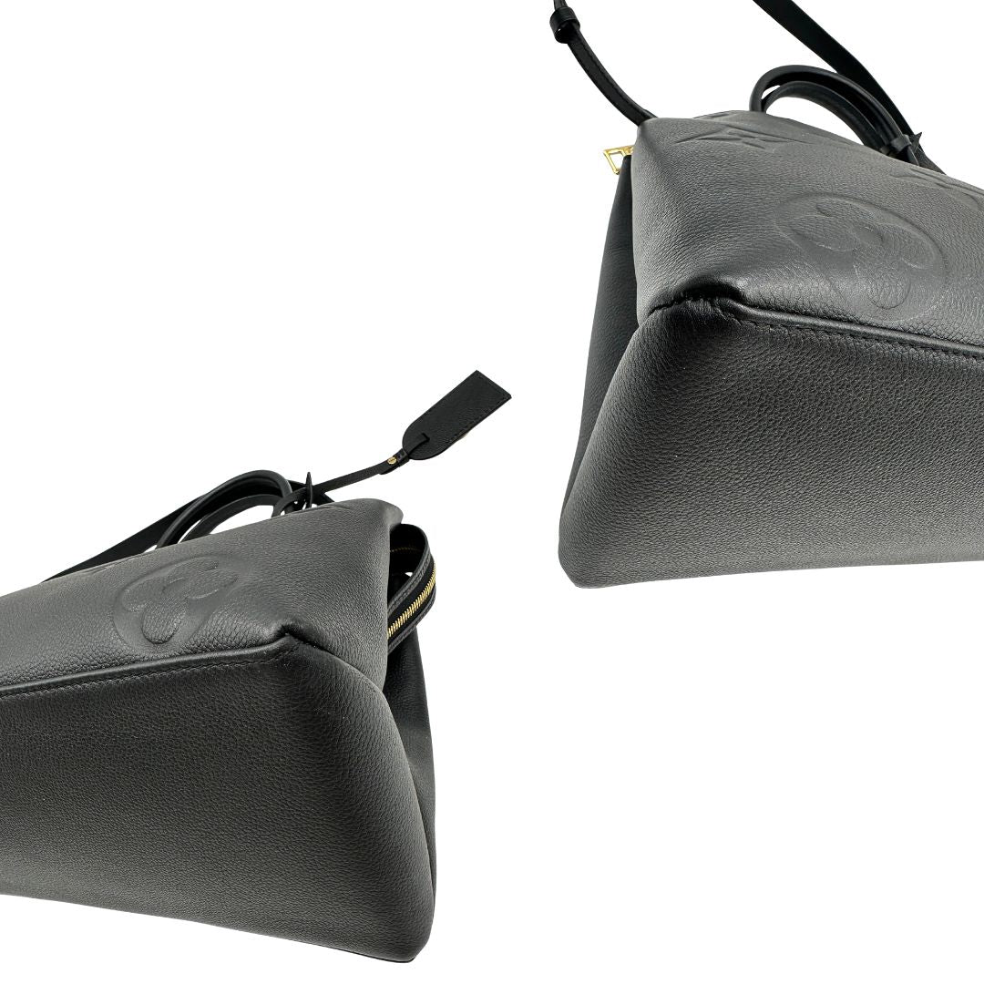 angoli Borsa Louis Vuitton in pelle martellata nera monogram oversize empreinte con parti metalliche dorate; munita di porta adress, doppi manici stondati e una tracolla regolabile e amovibile. Completa di corredo, lucchetto e chiavi, di lusso, originale. 