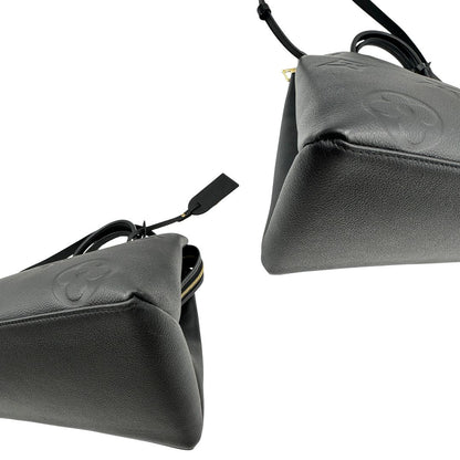 angoli Borsa Louis Vuitton in pelle martellata nera monogram oversize empreinte con parti metalliche dorate; munita di porta adress, doppi manici stondati e una tracolla regolabile e amovibile. Completa di corredo, lucchetto e chiavi, di lusso, originale. 