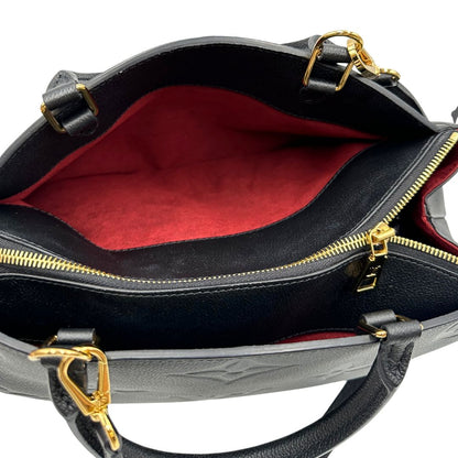 interno Borsa Louis Vuitton in pelle martellata nera monogram oversize empreinte con parti metalliche dorate; munita di porta adress, doppi manici stondati e una tracolla regolabile e amovibile. Completa di corredo, lucchetto e chiavi, di lusso, originale. 