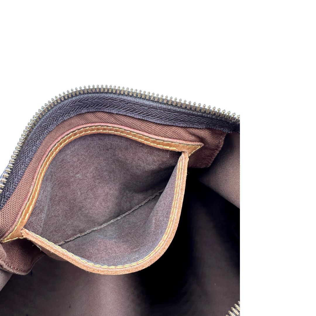 Tasca interna di una Borsa Speedy 35 in canvas marrone monogram con finiture in vacchetta naturale e parti metalliche dorate; munita di doppi manici stondati e una tracolla amovibile e regolabile. Completa di lucchetto e chiavi. Originale, usato, di lusso, in ottime condizioni.