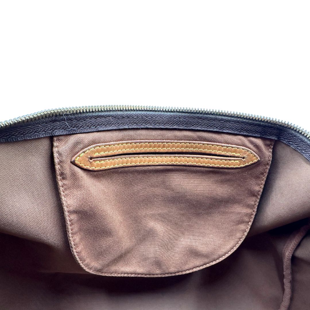 Interno di una Borsa Speedy 35 in canvas marrone monogram con finiture in vacchetta naturale e parti metalliche dorate; munita di doppi manici stondati e una tracolla amovibile e regolabile. Completa di lucchetto e chiavi. Originale, usato, di lusso, in ottime condizioni.