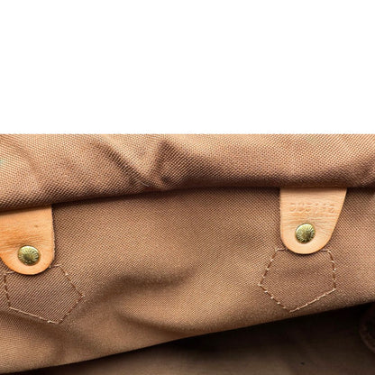 Interno di una Borsa Speedy 35 in canvas marrone monogram con finiture in vacchetta naturale e parti metalliche dorate; munita di doppi manici stondati e una tracolla amovibile e regolabile. Completa di lucchetto e chiavi. Originale, usato, di lusso, in ottime condizioni.