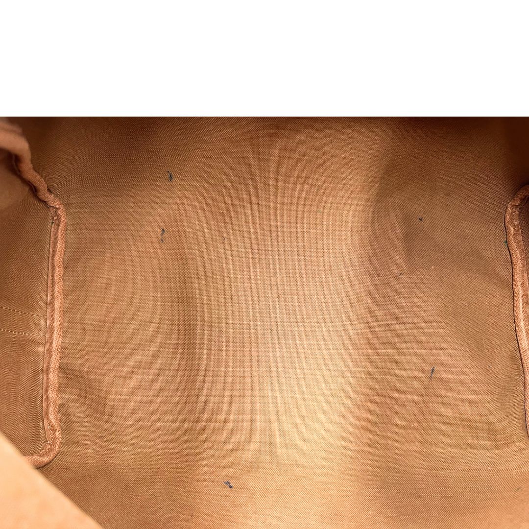 Interno di una Borsa Speedy 35 in canvas marrone monogram con finiture in vacchetta naturale e parti metalliche dorate; munita di doppi manici stondati e una tracolla amovibile e regolabile. Completa di lucchetto e chiavi. Originale, usato, di lusso, in ottime condizioni.