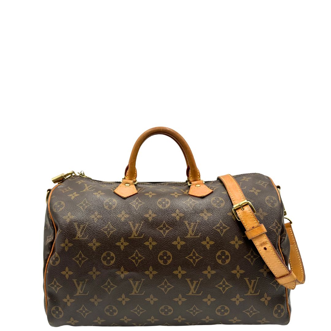 Front di una Borsa Speedy 35 in canvas marrone monogram con finiture in vacchetta naturale e parti metalliche dorate; munita di doppi manici stondati e una tracolla amovibile e regolabile. Completa di lucchetto e chiavi. Originale, usato, di lusso, in ottime condizioni.